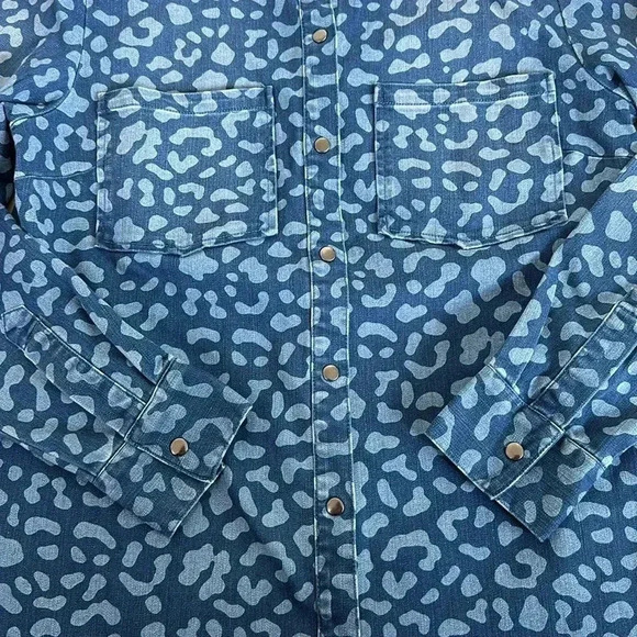 NEW G.I.L.I. Printed Denim Button Front Top Animal Print Spots Sz S - Picture 6 of 9